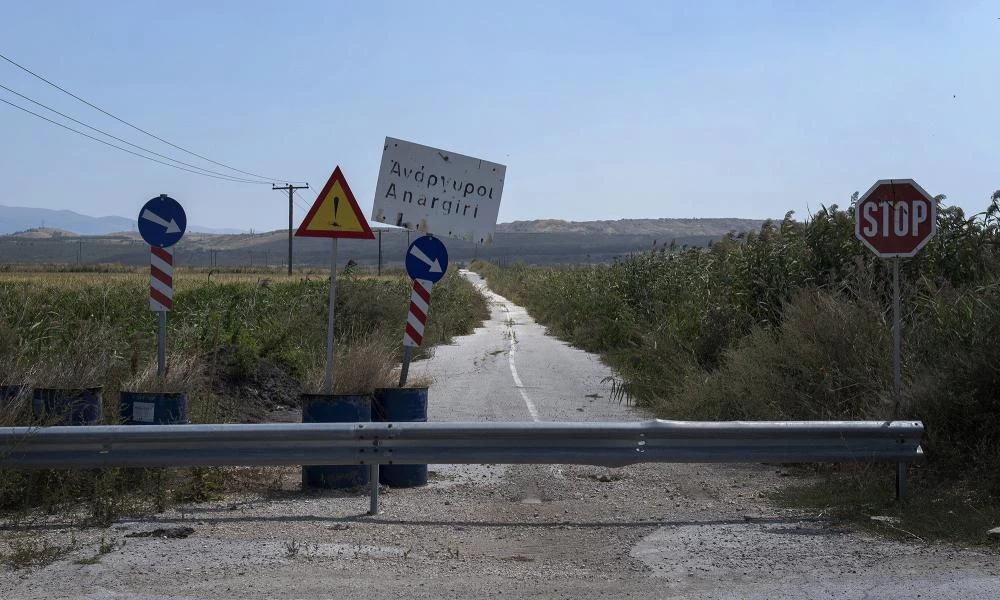 Ανάργυροι: Το ελληνικό χωριό που βουλιάζει 1,5 πόντο τη μέρα